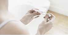 Femme lisant les résultats d'un test de grossesse